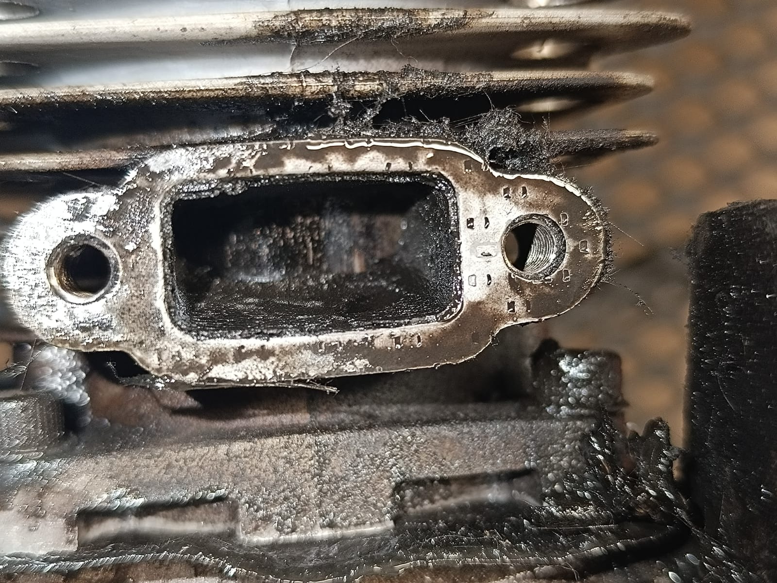 Poškození motoru karbonem